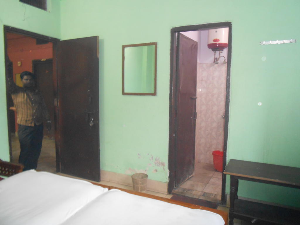 Hotel Sonmony Varanasi Værelse billede