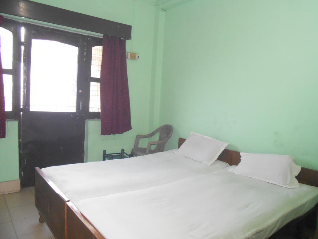 Hotel Sonmony Varanasi Værelse billede